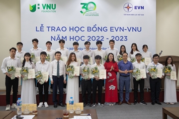 25 sinh viên Trường ĐH Công nghệ xuất sắc nhận học bổng EVN –VNU